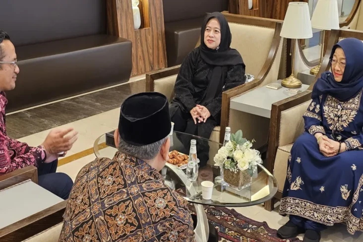 Megawati Didampingi...