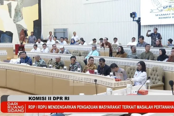 Ngadu ke DPR, Warga...