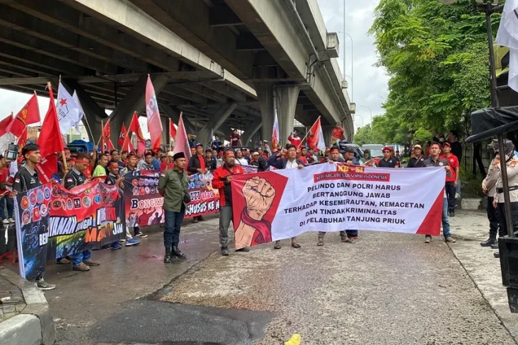 Demo Ratusan Sopir Desak...