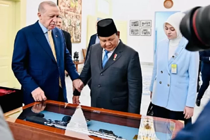 Prabowo Beri Cendera...