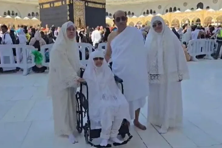 Momen Megawati Umrah,...