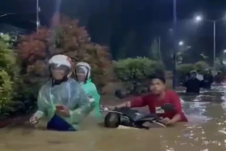 Banjir Setinggi Atap...