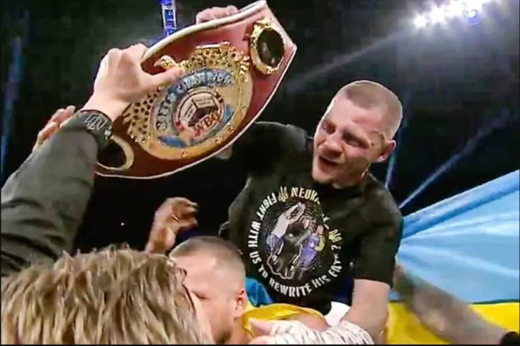 Juara WBO Denys Berinchyk...