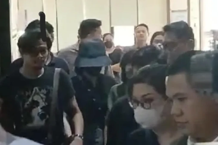 Sherina Munaf Sembunyikan...