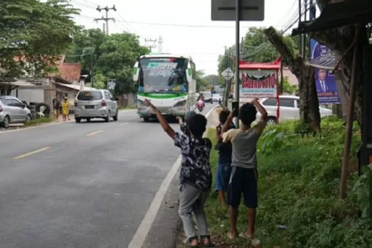 Awas! Bus Nekat Pakai...