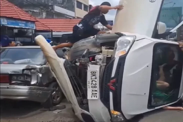 Tabrak Median Jalan,...