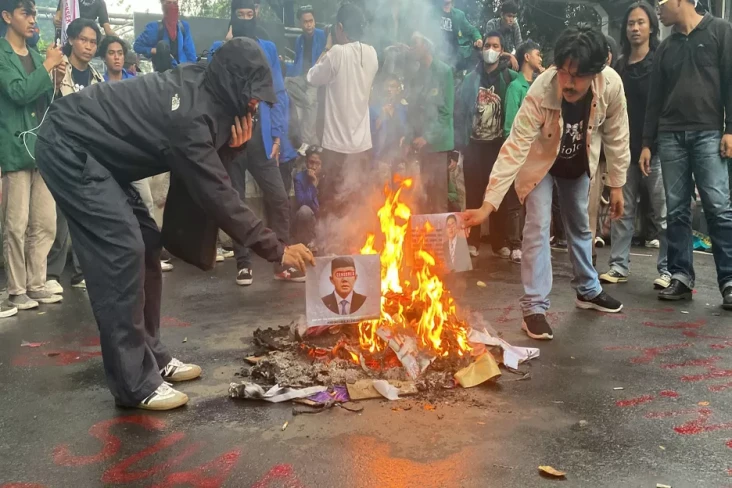 Demo Indonesia Gelap,...