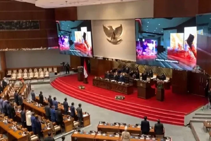DPR Lantik 4 Anggota...