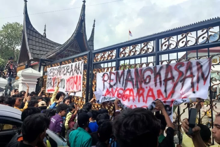 Ratusan Mahasiswa Demo...
