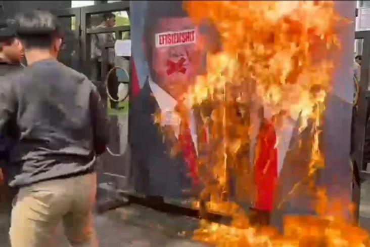 Demo Ribuan Orang di...