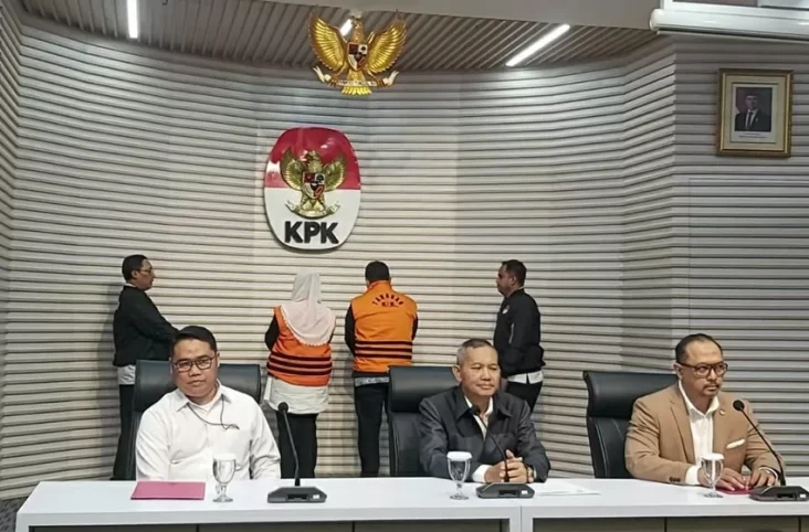 Mbak Ita Pakai Rompi...