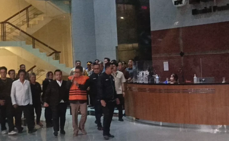 Hasto Kepalkan Tangan...