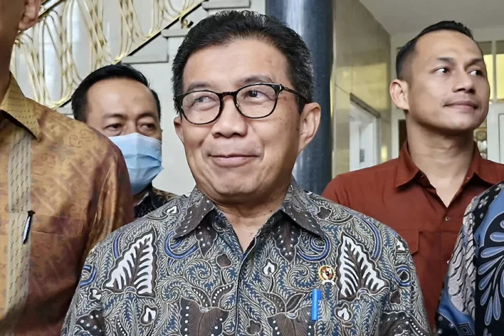 Digoyang Batas Usia...