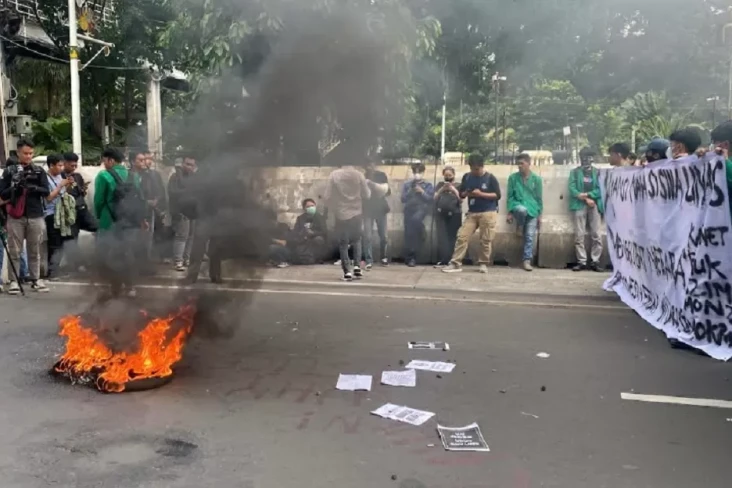 Mahasiswa Demo dan Bakar...