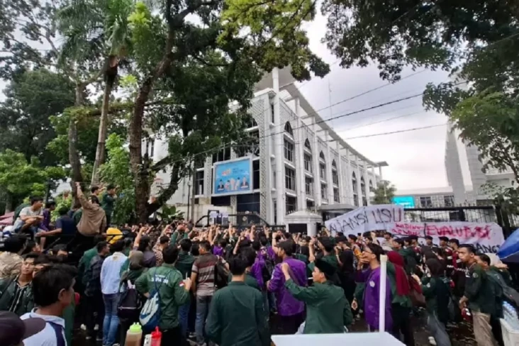 Mahasiswa USU Demo Turun...
