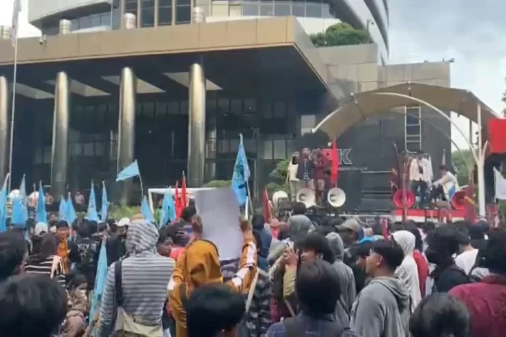 Ratusan Massa Dukung...