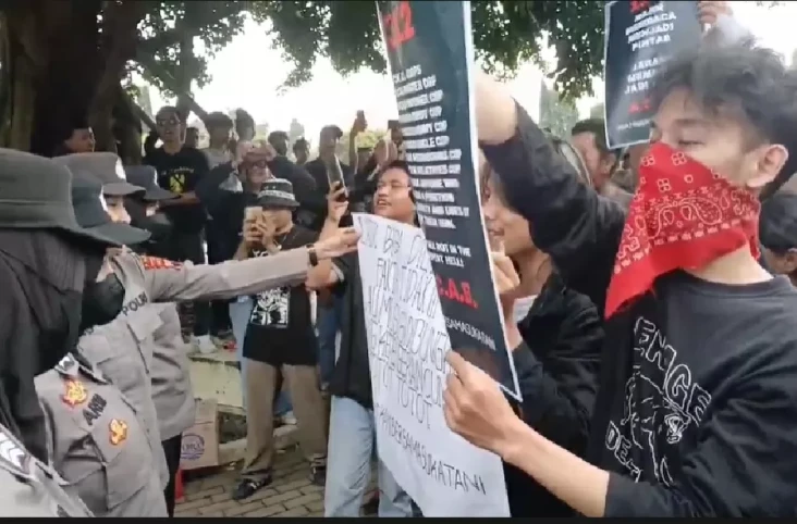 Lagu Bayar Bayar Bayar...