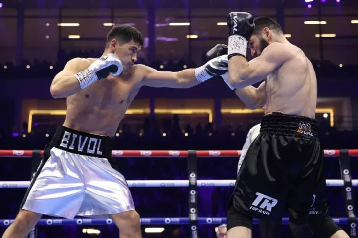 Dmitry Bivol Balas Kalahkan...