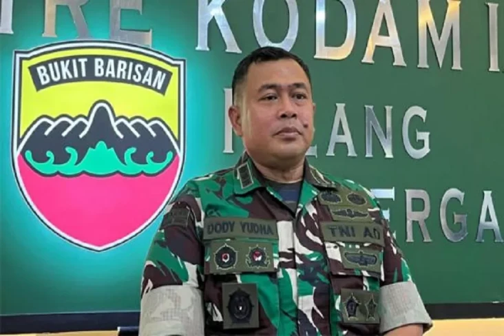 Prajurit TNI AD dan...