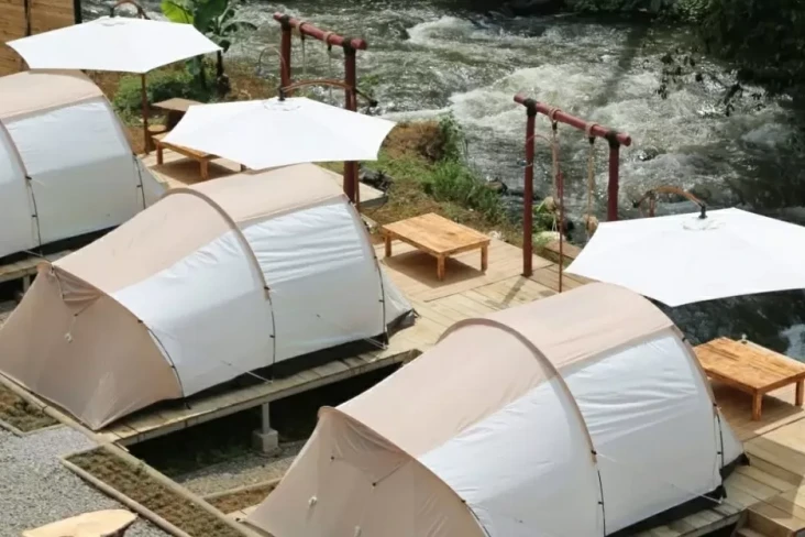 10 Tempat Glamping di...