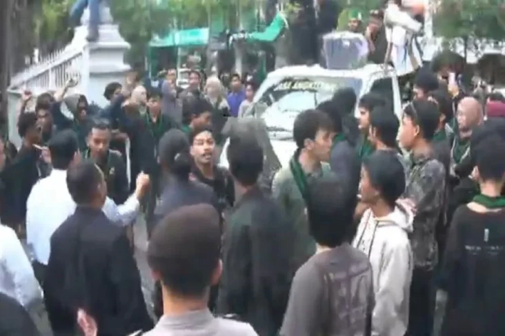 Demo Indonesia Gelap,...