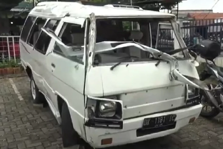 Truk Tabrak Minibus...