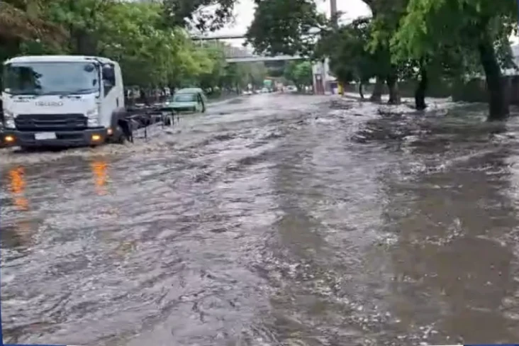 Banjir Rendam Jalan...