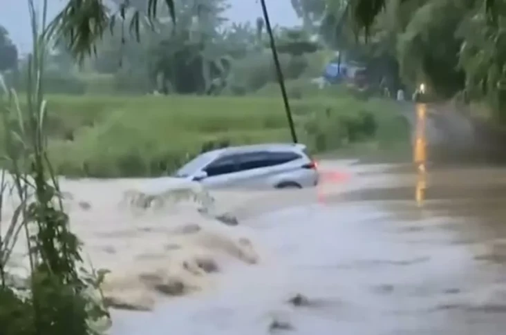 Nekat Terjang Banjir,...