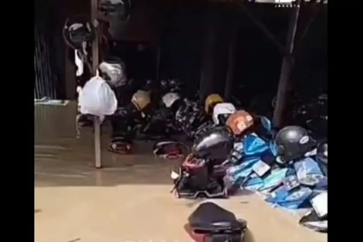 Ratusan Motor di Parkiran...