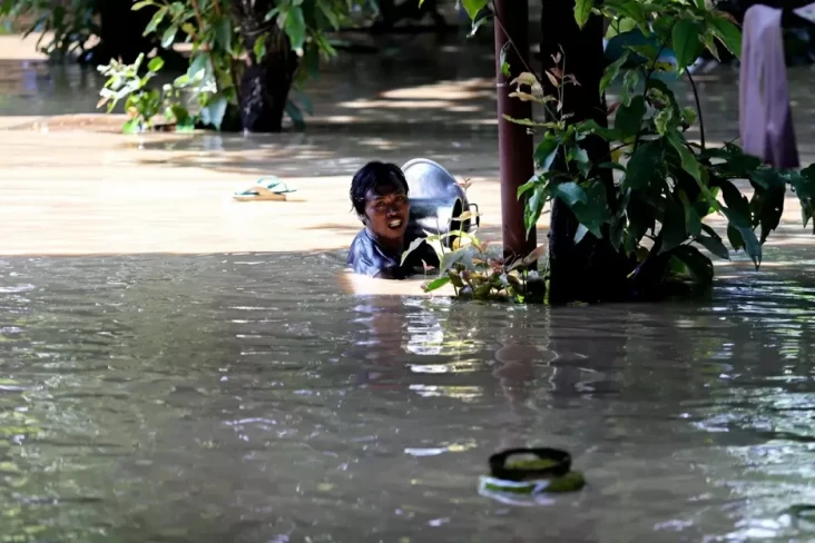 Banjir Bekasi, Seorang...