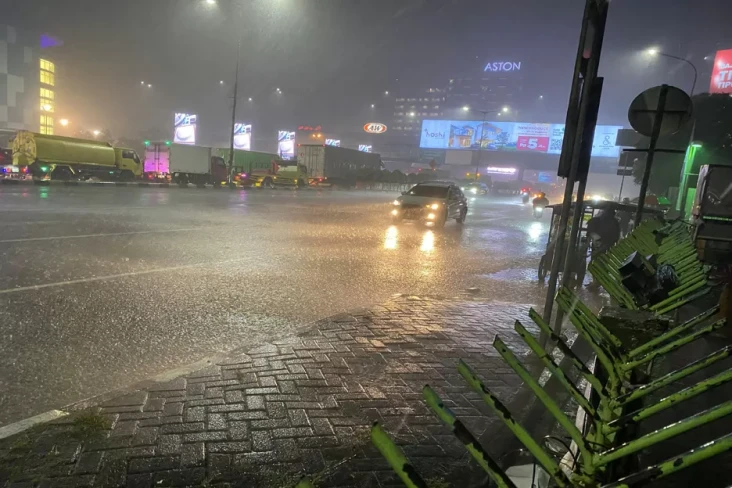 Hujan Deras Guyur Bekasi...
