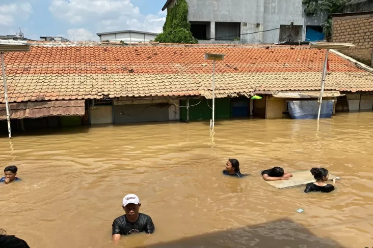 Banjir Setinggi Leher...