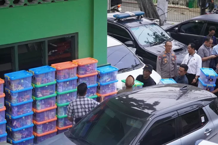 Salurkan Bantuan ke...