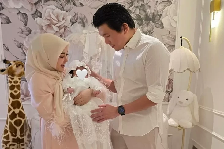 Anak Syahrini Kenakan...