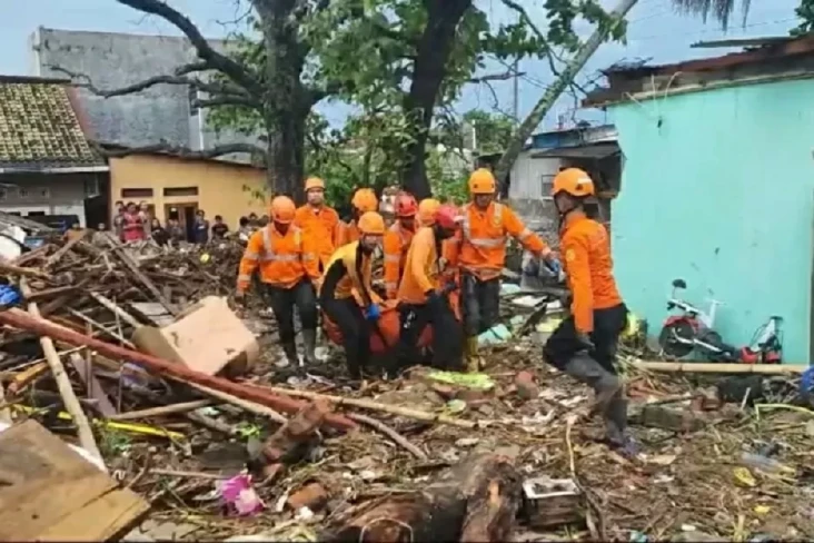 BNPB: 5 Orang Tewas...
