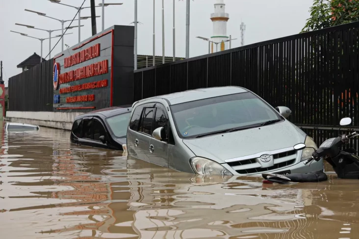 Mobil Listrik Terendam...