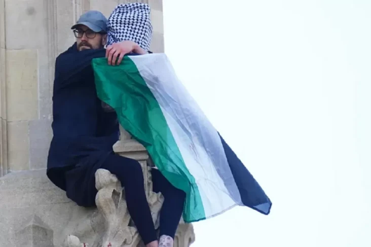 Bawa Bendera Palestina,...