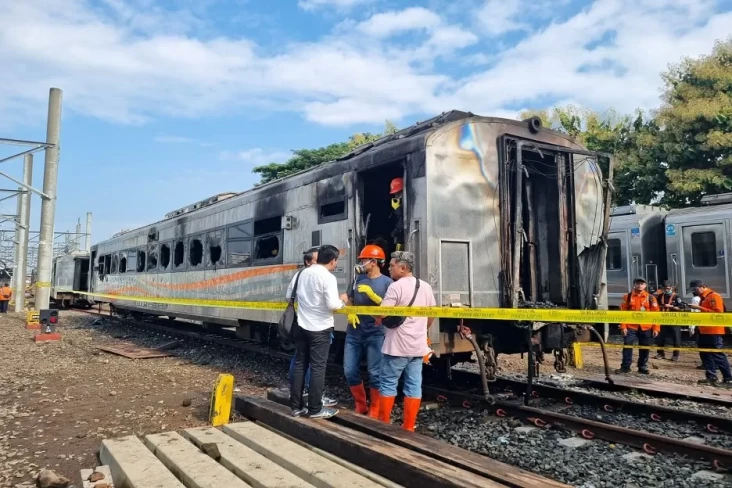 3 Gerbong Kereta di...