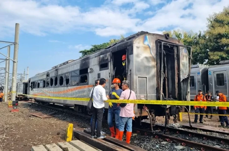 3 Gerbong Kereta di...