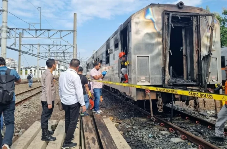 3 Gerbong di Stasiun...