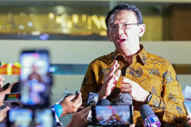 8 Jam Diperiksa Kejagung,...