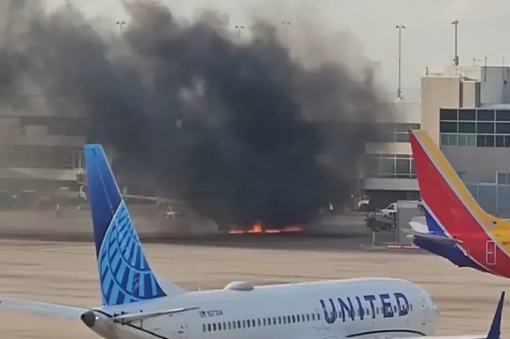 Pesawat American Airlines...
