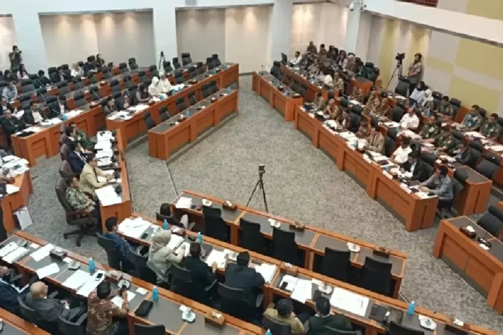 Lanjutkan Rapat di Hotel...