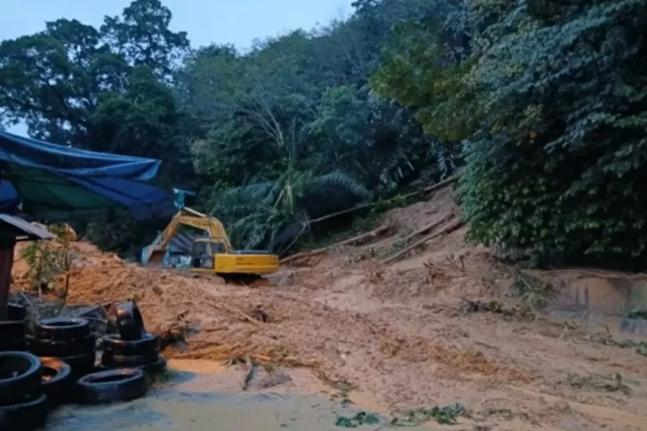 Banjir dan Longsor Terjang...