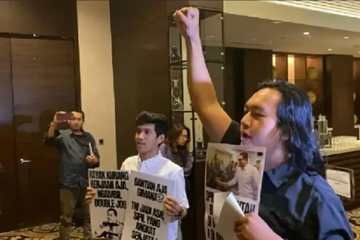 Aksi Penggerudukan Rapat...