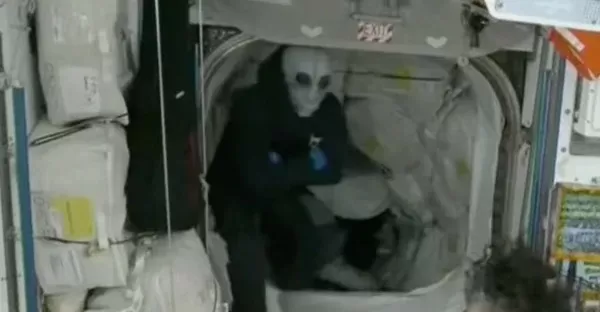 Alien Terlihat di ISS...
