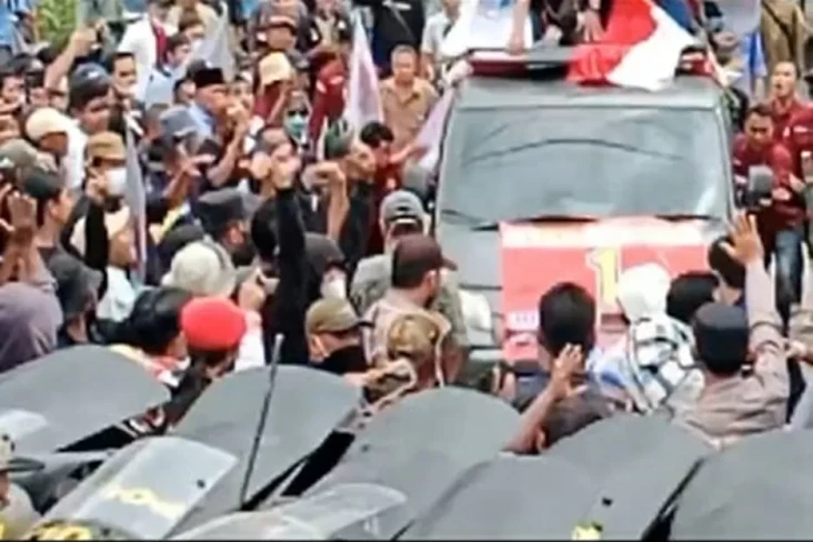 Unjuk Rasa di Depan...
