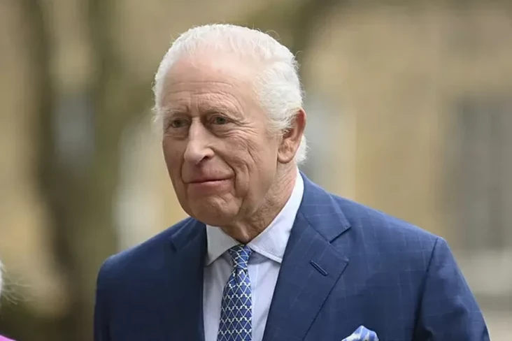 Raja Charles III Pakai...
