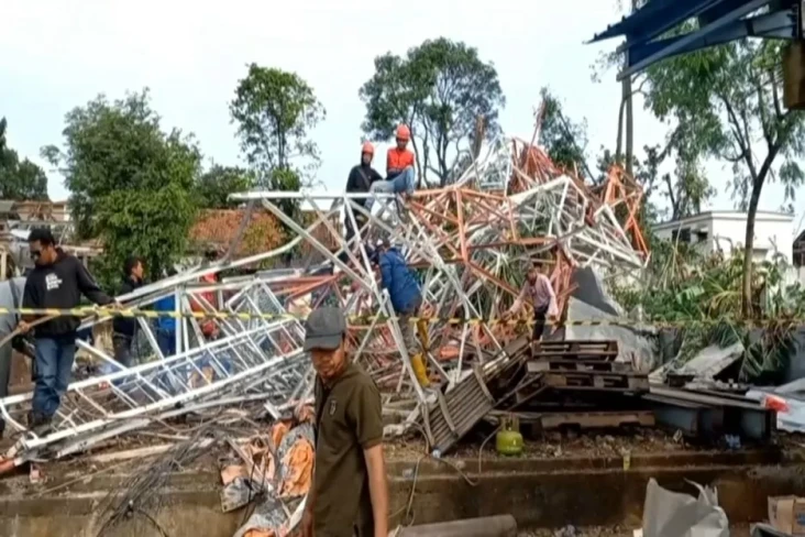 Diterjang Puting Beliung,...