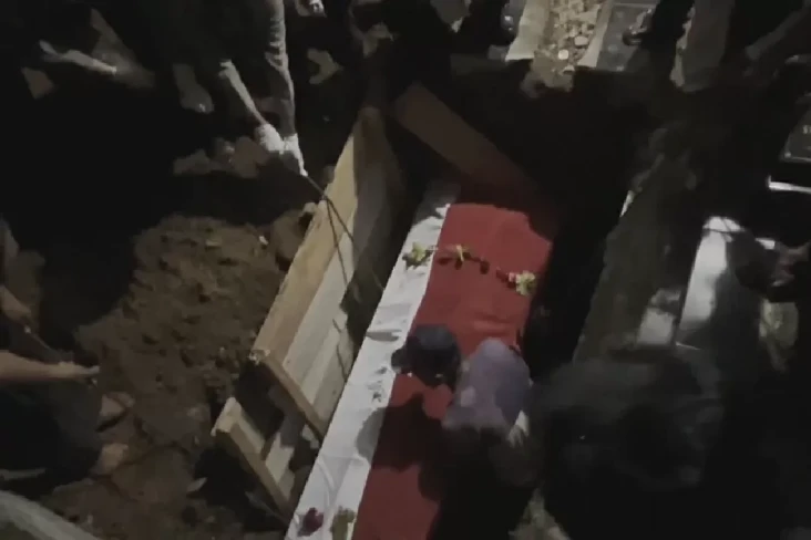 Hujan Deras Iringi Pemakaman...